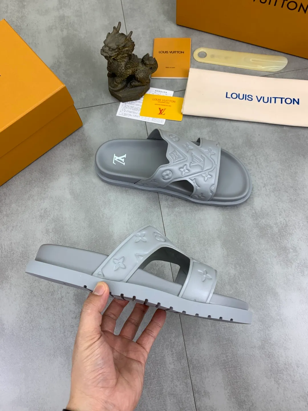 Men's shoes 💰P320💰【New style】🆘 Original quality 【LOUIS VUITTON】The popular Louis Vuitton LV men's slippers on the official website are on sale simultaneously! Original fabric imported from Italy, original factory special supply, code number: 38-44 (45 customized), many colors available